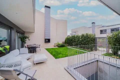 Casa adosada en calle Cabo de Finisterre