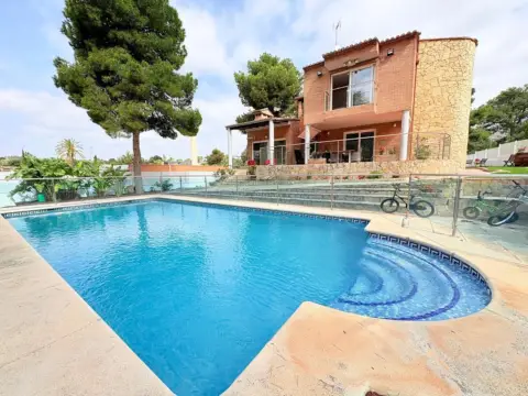 Chalet en Los Monasterios-Alfinach