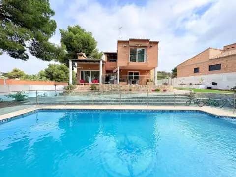 Chalet en Los Monasterios-Alfinach