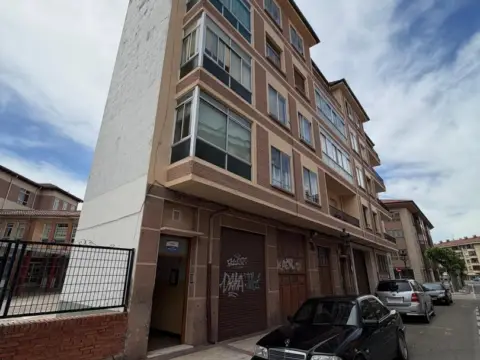 Piso en Avenida de los Reyes Católicos