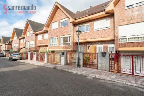 Casa adosada en calle de Marqués de Villapuente