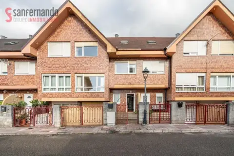 Casa adosada en calle de Marqués de Villapuente