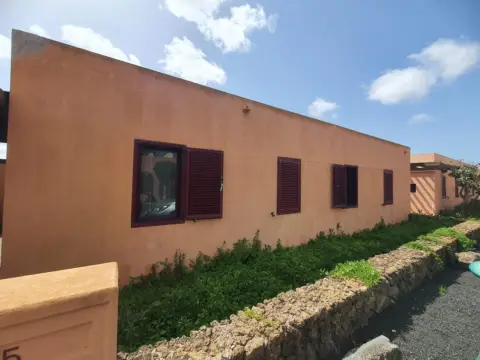 Casa adosada en calle Hinojo