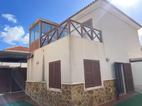 Casa adosada en calle Sabina