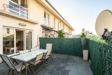 Casa adosada en Avenida de Cantabria, 2388