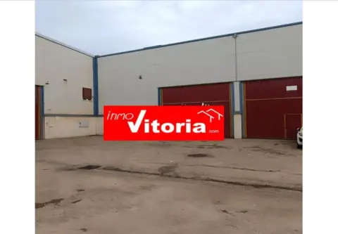 Nave industrial en calle de Padurea
