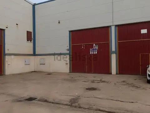 Nave industrial en calle de Padurea