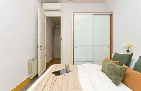 Habitación en calle de Homero, nº 25