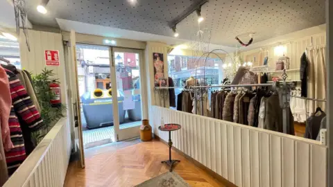 Local comercial en calle Casimiro Velasco