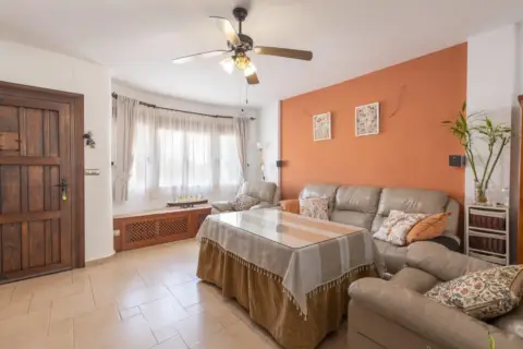 Casa adosada en calle de la Amapola