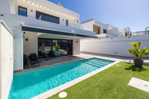Casa pareada en calle Santa Lucía