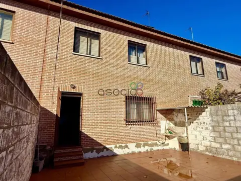 Casa adosada en calle de Simón Bolívar
