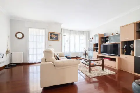 Casa adosada en Villa Con Piscina