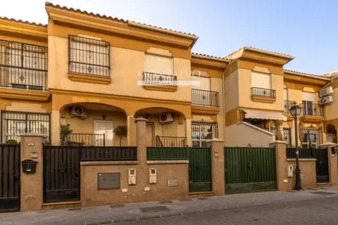 Casa adosada en calle del Médico Rafael Moreno Peregrín, 8