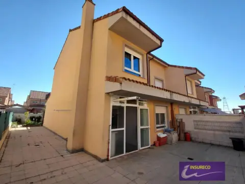 Casa pareada en Valverde de la Virgen