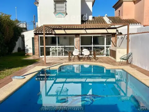 Chalet en Núcleo Urbano-Urbanizaciones