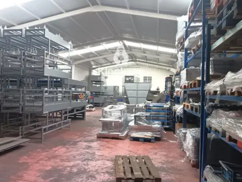 Nave industrial en P.I. los Robles