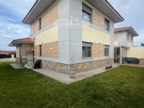 Casa pareada en Castellanos de Moriscos
