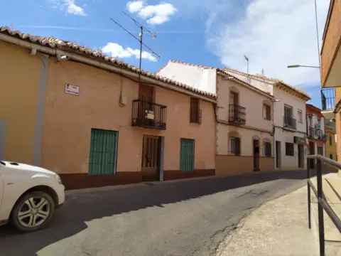 Casa adosada en calle de la Constitución