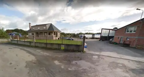 Casa en calle Barrio - Felmil