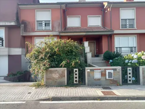 Casa adosada en calle Freixo-Vilalonga