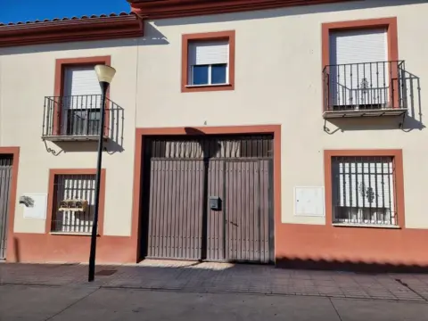 Casa adosada en calle Rochafria