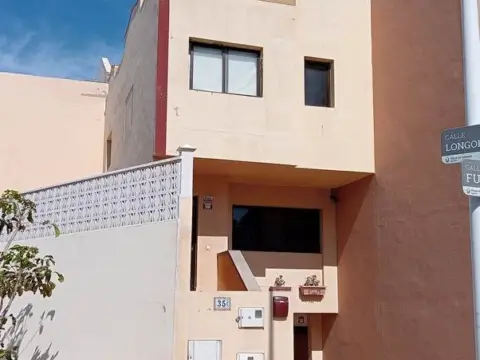 Casa adosada en calle Fula