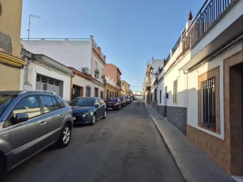 Casa adosada en calle de Camas