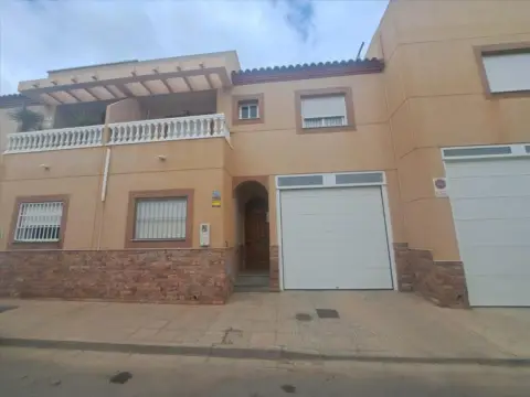 Casa adosada en calle de los Tilos