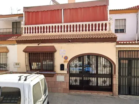 Casa en calle de la Hoja Roja