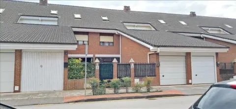 Casa adosada en calle de la Ría de Solía