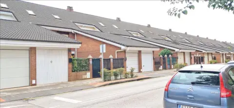 Casa adosada en calle de la Ría de Solía