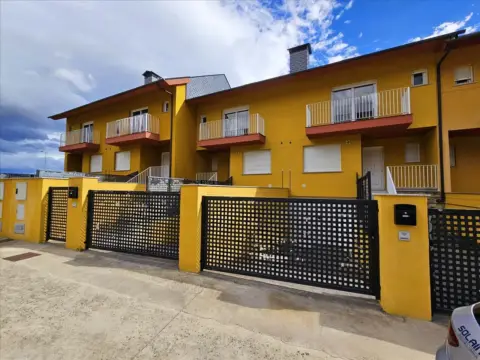 Casa adosada en calle Principal-Puebla