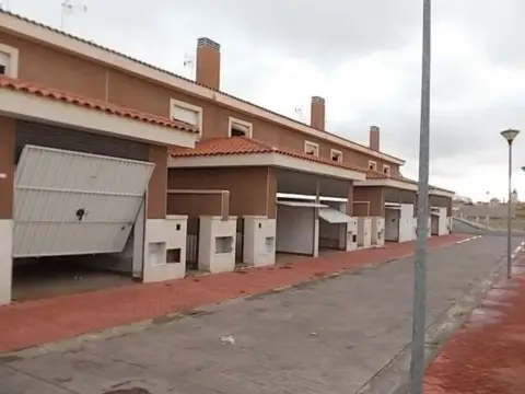 Casa adosada en calle Ua-17