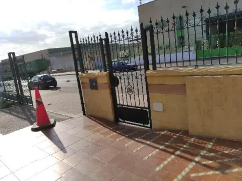 Nave industrial en calle de Don Carnal