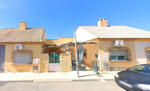 Casa adosada en calle Cerrito Pinar