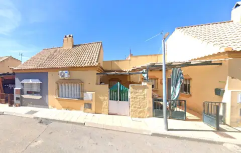 Casa adosada en calle Cerrito Pinar
