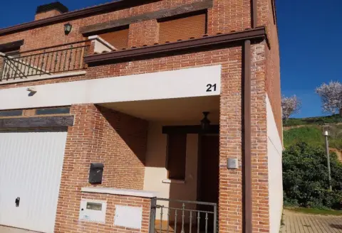 Casa adosada en calle Herrenes
