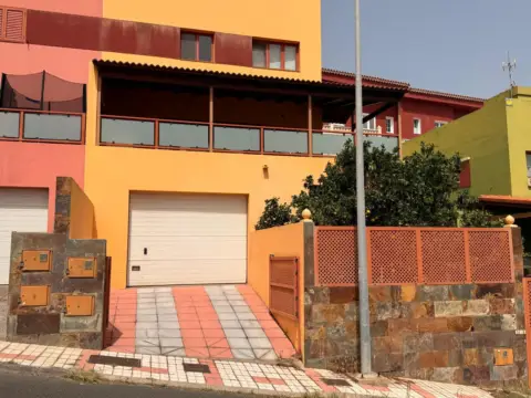 Casa adosada en calle La Aldea