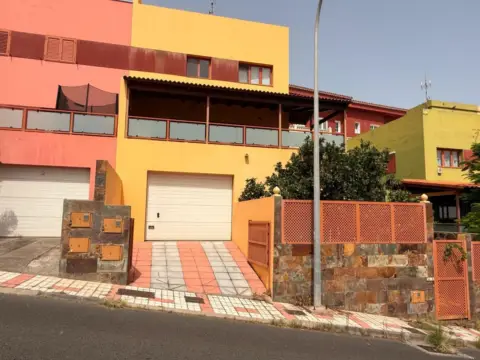 Casa adosada en calle La Aldea