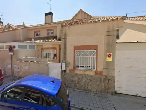 Casa en calle de Océano Pacífico