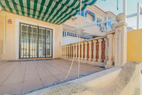 Casa adosada en calle Lobarro
