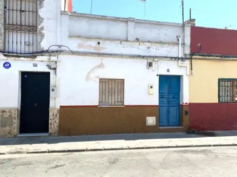 Casa adosada en calle de la Virgen de la Salud
