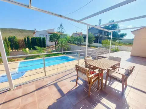 Chalet unifamiliar en Urb. Altury