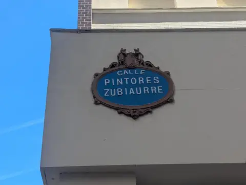 Local comercial en calle de los Pintores Zubiaurre, 2