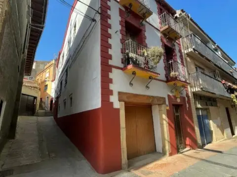Chalet adosado en calle de Juliana Larena