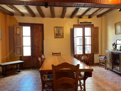 Chalet adosado en calle de Juliana Larena