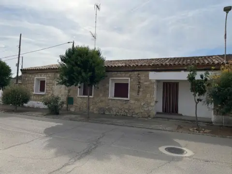 Chalet pareado en calle Ganaderos