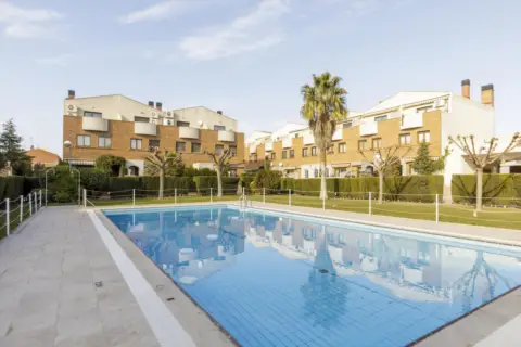 Chalet adosado en Miralbueno