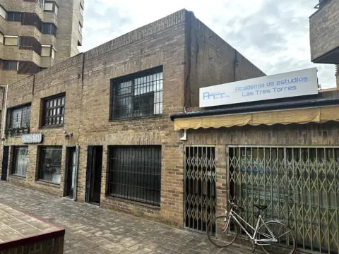 Local comercial en calle de María Auxiliadora, 3